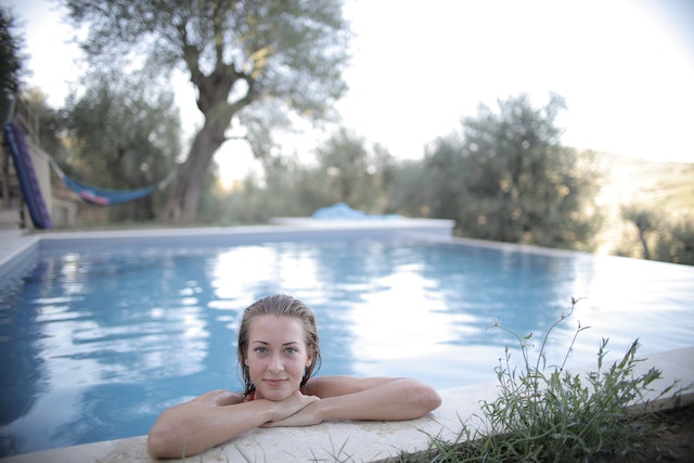 Les piscines extérieures sont celles qui voient leur pH augmenter rapidement à cause des rayons du soleil
